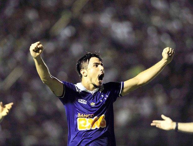 Willian comemora gol do Cruzeiro contra o Vitória (Foto: Marcos Ribolli)