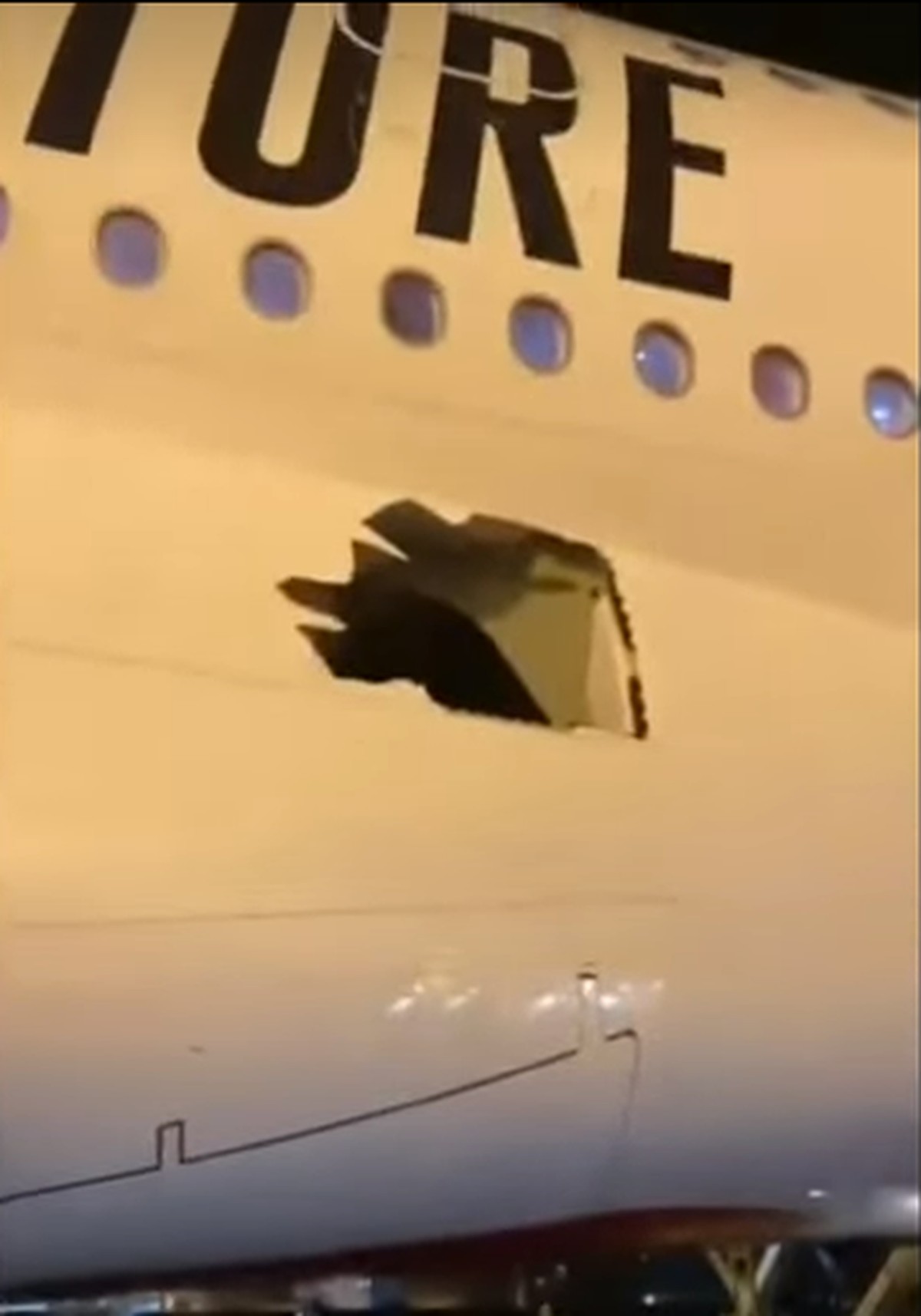 Avião pousa com buraco na fuselagem após voo de 14 horas