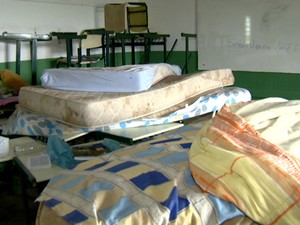 Colchões permanecem em escola de Americana que ainda não foi desocupada por alunos (Foto: Reprodução / EPTV)