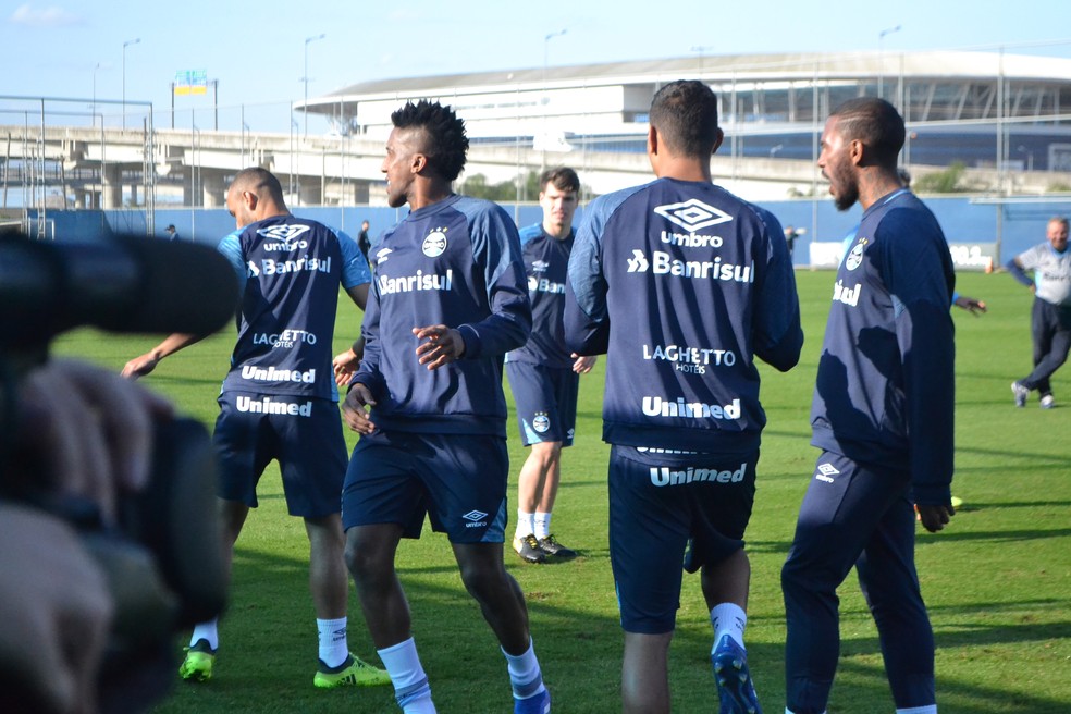 Bruno Cortez (E) treinou normalmente, mas deve ficar fora da partida (Foto: Beto Azambuja / GloboEsporte.com)