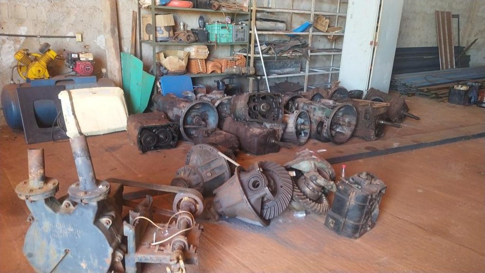 Ao todo, 20 motores de veículos foram encontrados no local  — Foto: Polícia Militar/Divulgação