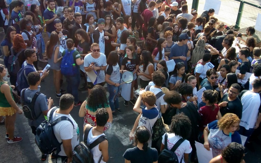 Goiás tem protestos contra bloqueios na educação — Foto: Izadora Resende/TV Anhanguera