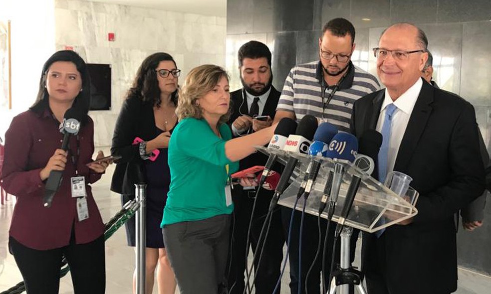 O presidente nacional do PSDB, Geraldo Alckmin, concede entrevista após se reunir com Jair Bolsonaro no Palácio do Planalto — Foto: Guilherme Mazui, G1