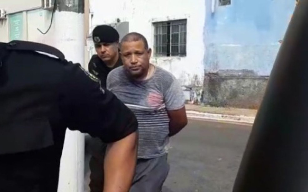 Marido suspeito de matar a mulher a tiros enquanto ela trabalhava em bar é preso em Goiás  — Foto: TV Anhanguera/Reprodução