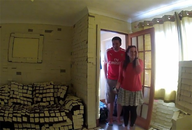 Jamie e Emily Pharro ao entrar na casa: reação do casal foi registrada pelos amigos em vídeo (Foto: Reprodução / YouTube)