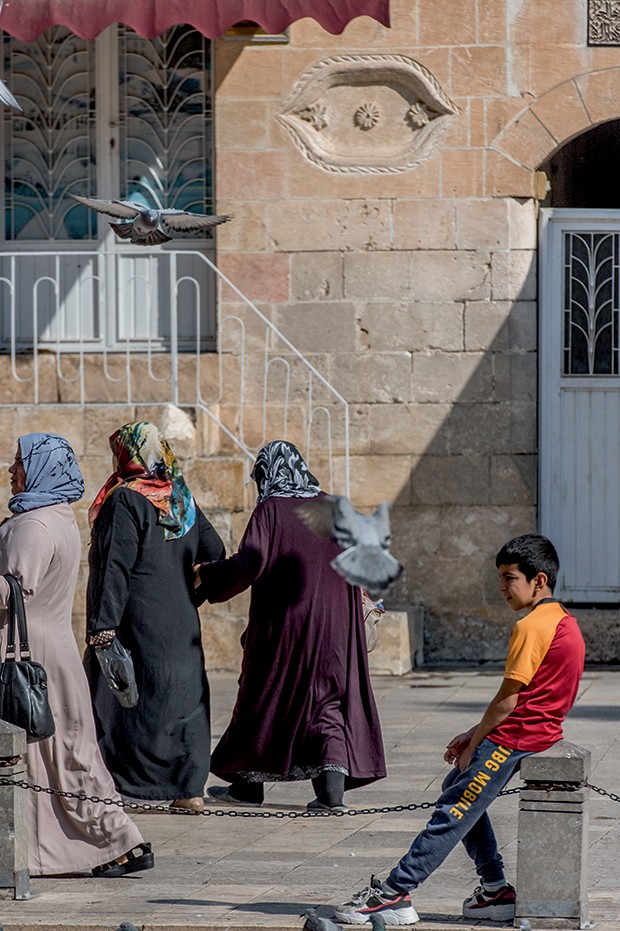 Mulheres caminham perto da mesquita principal de Sanlıurfa (Foto: Daniel Aratangy)