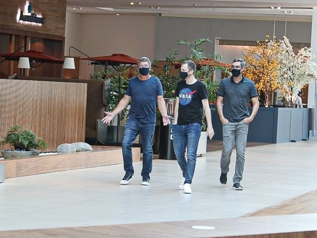 Tiago Leifert, Boninho e Rodrigo Dourado passeiam em shopping (Foto: AgNews)