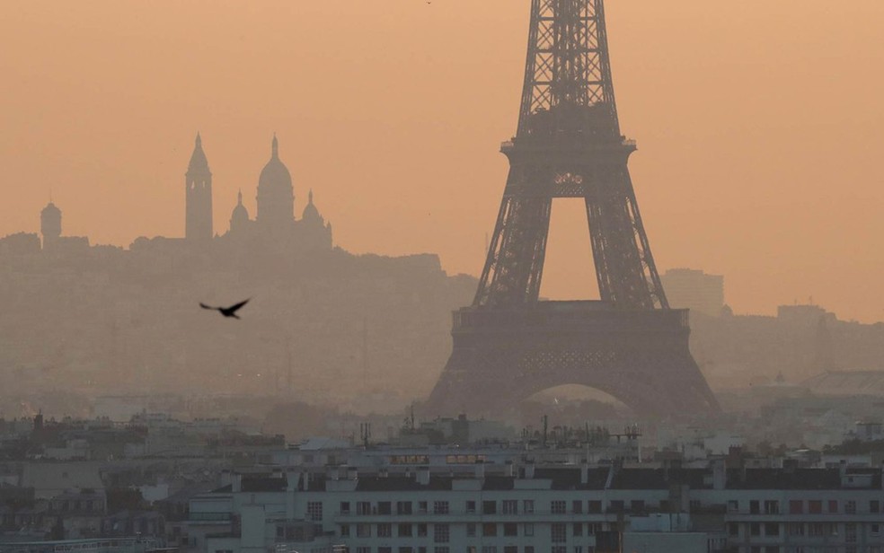 NÃ©voa de poluiÃ§Ã£o cobre Paris em entorno da Torre Eiffel, em foto de 27 de julho  â Foto:  Mustafa Yalcin/Anadolu Agency via AFP