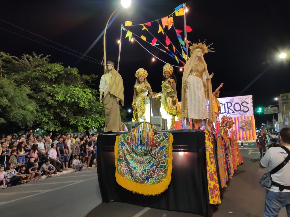 Desfile em homenagem aos 124 anos de Petrolina — Foto: Amanda Franco / TV Grande Rio