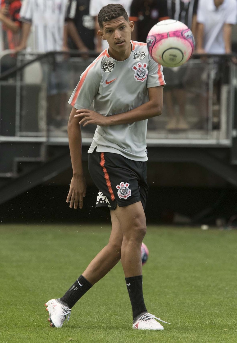 Espera por CNH,fortalecimento e golaços nos treinos:a adaptação de Matheus Matias ao Corinthians