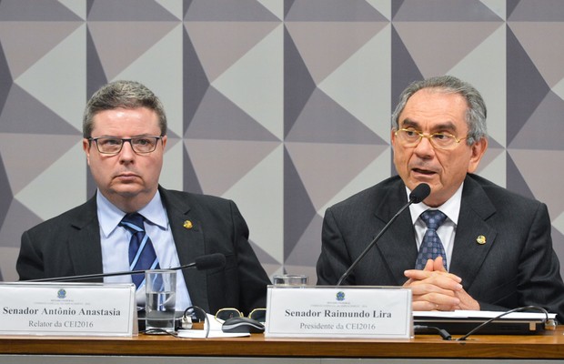 O relator Antônio Anastasia e o presidente da Comissão do Impeachment, Raimundo Lira, durante reunião para ouvir especialistas favoráveis ao afastamento da presidente Dilma Rousseff (Foto: Antônio Cruz/Agência Brasil)