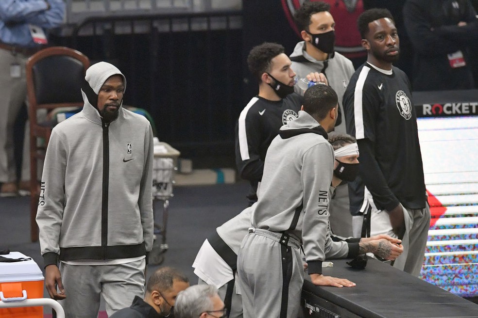 Kevin Durant no banco de reservas do Brooklyn Nets — Foto: Jason Miller/Getty Images
