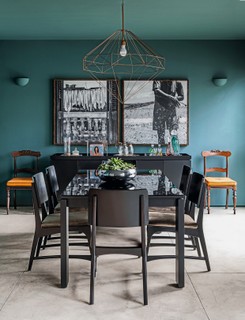 Teto da sala de jantar pintado de azul esverdeado. Projeto do escritório Triart Arquitetura