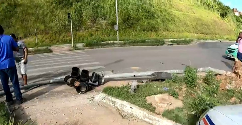 Táxi capota, destrói semáforo e deixa três feridos em Salvador — Foto: Reprodução/TV Bahia