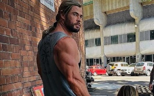 Ator de 'Thor' é levantado por homem mais forte do mundo e foto
