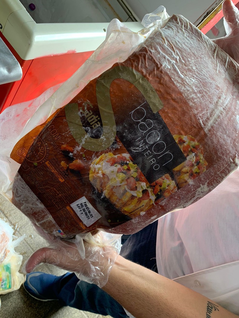 Alimentos fora do prazo da validade foram apreendidos em pontos comerciais da parte alta de Maceió — Foto: Vigilância Sanitária