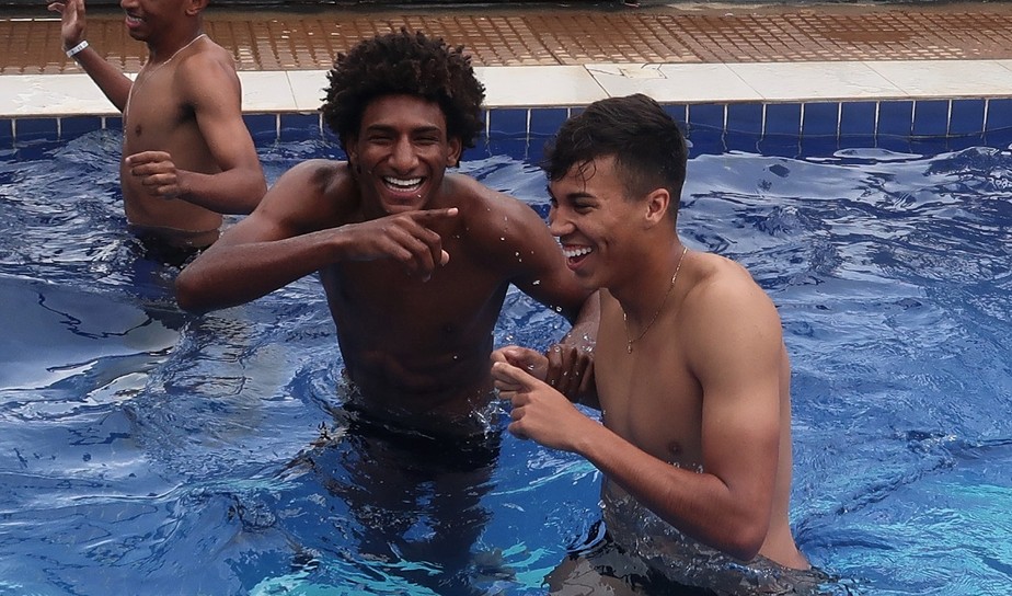 Apos Goleada Na Estreia Titulares Do Brasil Sub 17 Tem Dia De Sorrisos Com Piscina E Academia Selecao Brasileira Ge