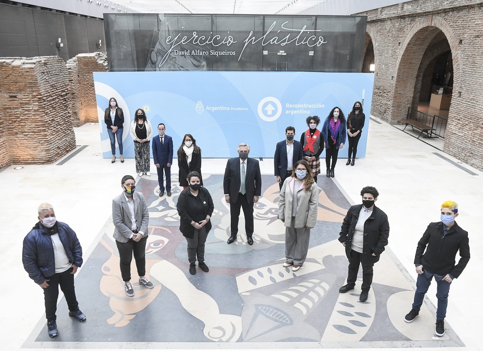 Presidente da Argentina, Alberto Fernandez (centro), em anúncio para a inscrição de um terceiro gênero no documento de identidade argentino em 21 de julho de 2021 — Foto: Casa Rosada