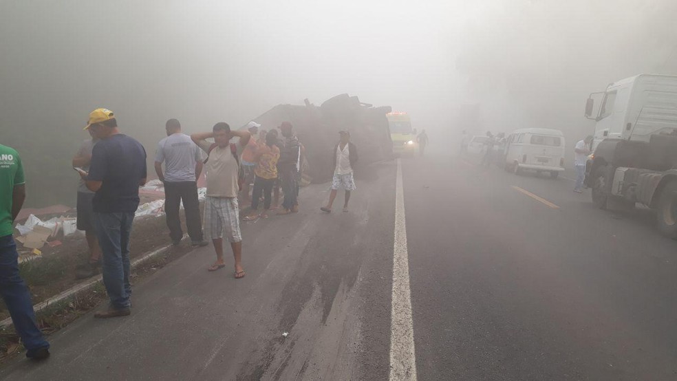 CaminhÃ£o tombou em trecho com neblina na BR-101 em Sooretama â Foto: DivulgaÃ§Ã£o/PRF-ES