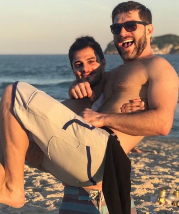 Hugo Boenemer e namorado (Foto: Reprodução / Instagram)