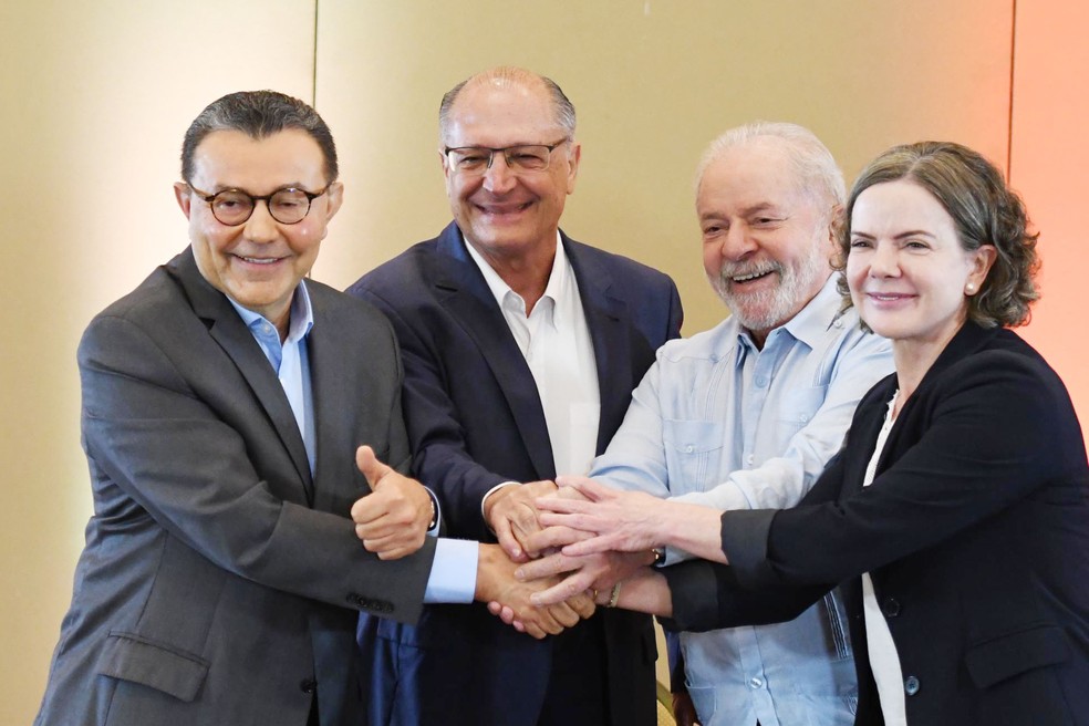 Carlos Siqueira, Alckmin, Lula e Gleisi Hoffmann de mãos dadas nesta sexta (8) — Foto: ANDRÉ RIBEIRO/FUTURA PRESS/ESTADÃO CONTEÚDO