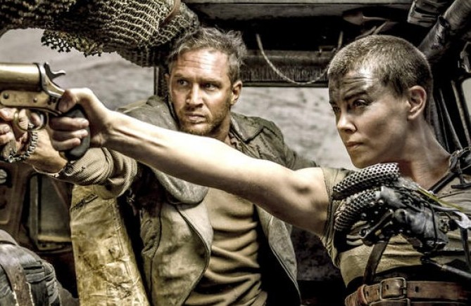 Charlize Theron e Tom Hardy em cena de Mad Max: Estrada da Fúria (2015) (Foto: Reprodução)