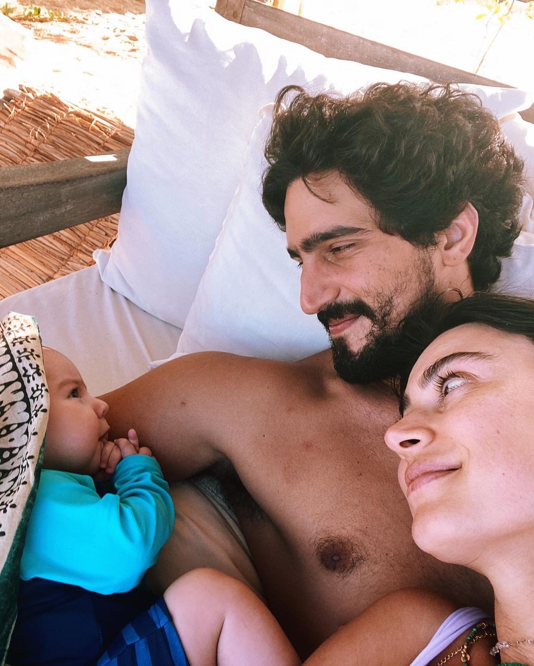 Thaila Ayala curtiu dia de praia ao lado do marido Renato Góes e do filho Francisco (Foto: Reprodução/Instagram)