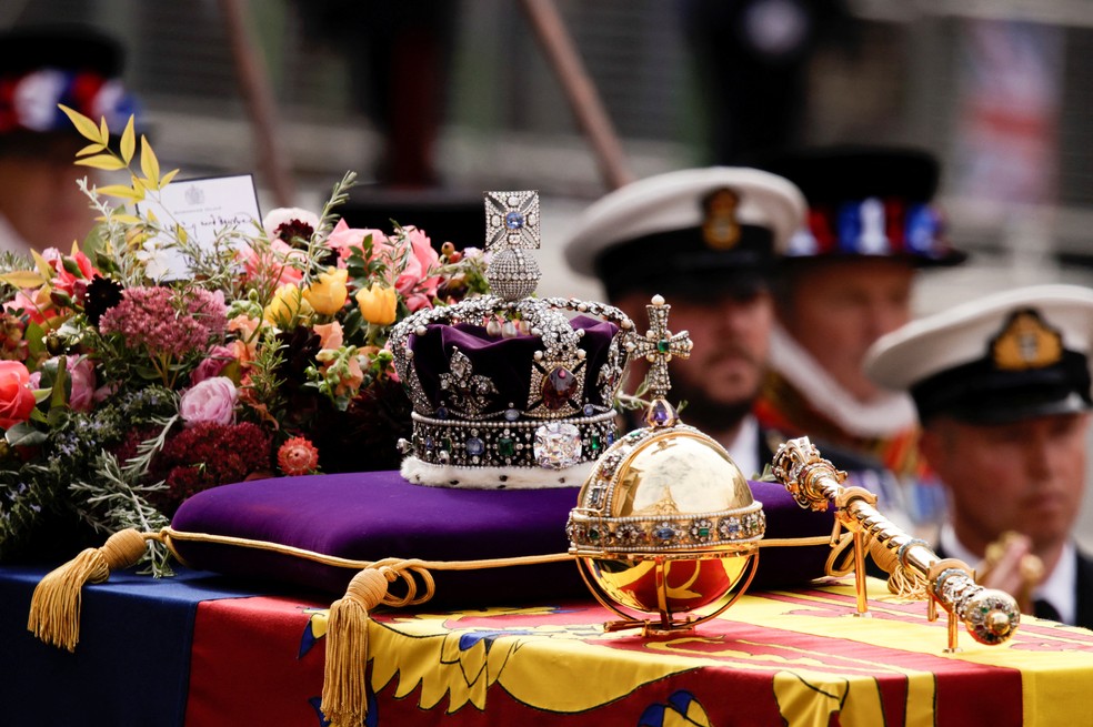 Caixão da rainha Elizabeth acompanhado de um globo religioso, seu cetro, sua coroa sobre uma almofada e um buquê — Foto: Alkis Konstantinidis/Pool/REUTERS