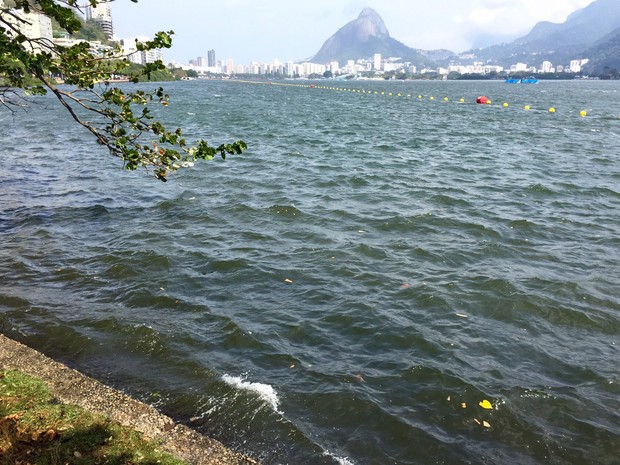 Ventania deixou a Lagoa muito mexida e adiou competições de remo da Olimpíada Rio 2016 (Foto: José Raphael Berrêdo/G1)