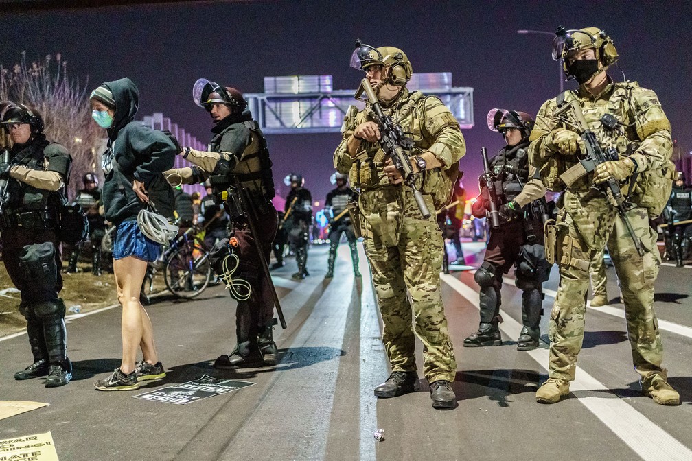 A Patrulha Estadual de Minneapolis detêm pessoas que protestavam contra o racismo e as questões com a eleição presidencial após bloquearem via em Minneapolis, Minnesota, nesta quarta-feira (4) — Foto: Kerem Yucel/AFP