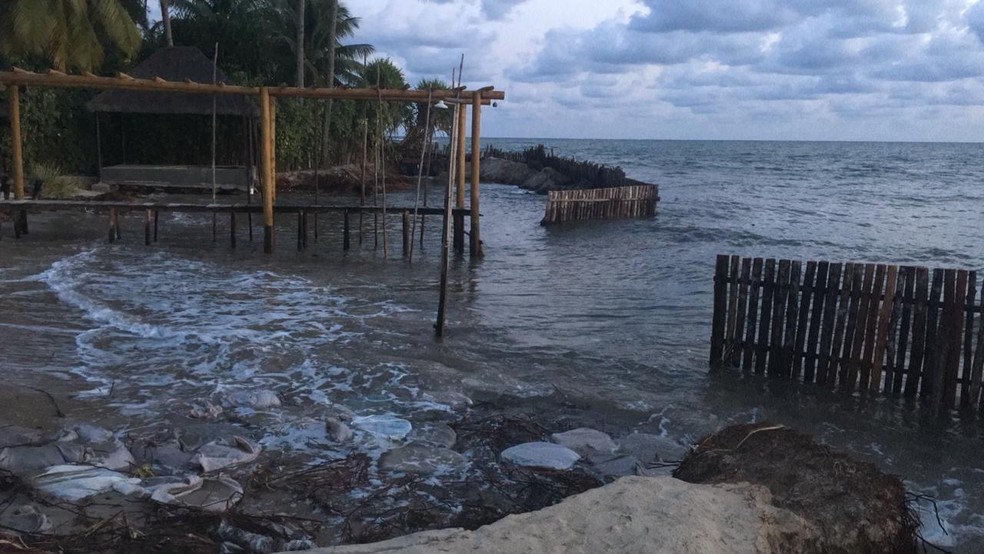 Mar invade casas e preocupa moradores da Ilha de Itaparica — Foto: Arquivo pessoal