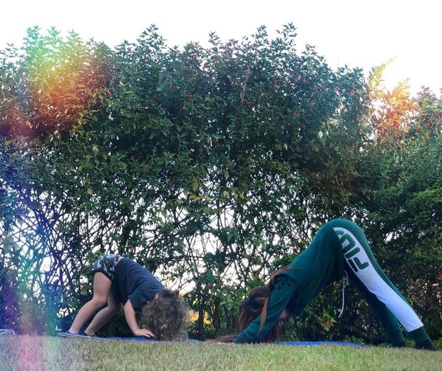 Pitty faz ioga com a filha (Foto: Reprodução)