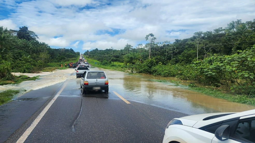 Água invadiu rodovia e prejudicou o trânsito. — Foto: Ascom PRF-PA