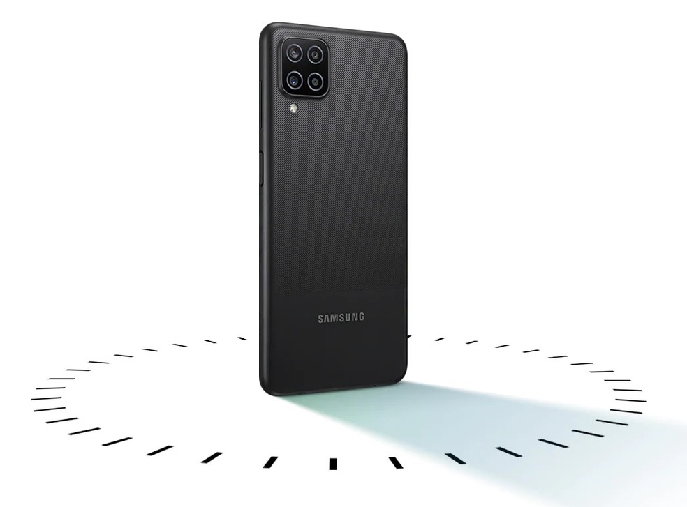 O recém lançado Galaxy A12 conta com bateria de 5.000 mAh — Foto: Divulgação/Samsung