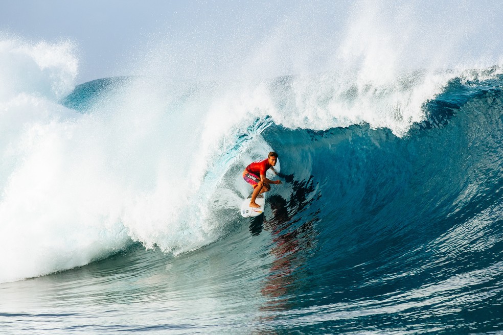 Kauli Vaast busca onda em Teahupoo — Foto: Damien Poullenot/World Surf League