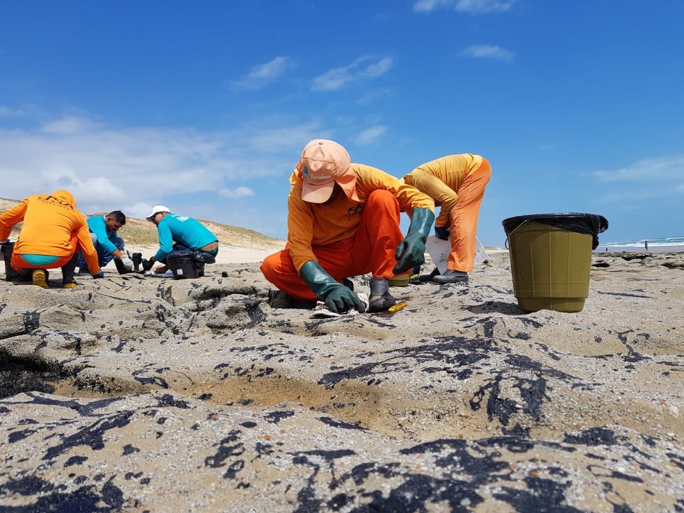 Trabalho de limpeza na praia da Sabiaguaba  — Foto:  José Leomar