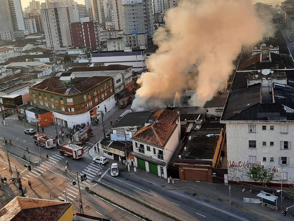 Incêndio atinge duas lojas em Praia Grande, SP. — Foto: Reprodução/Praia Grande Mil Grau