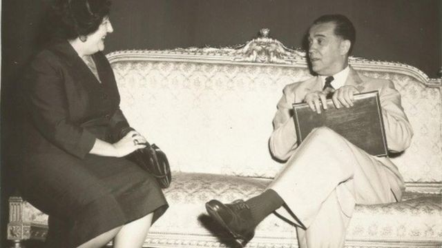 A diplomata Odette de Carvalho e Souza e Juscelino Kubitschek, em 1956 (Foto: Divulgação)