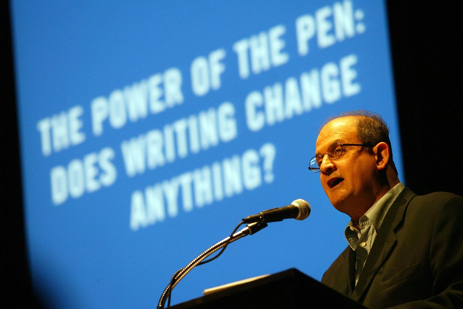 Salman Rushdie discursa durante festival internacional de literatura em Nova York