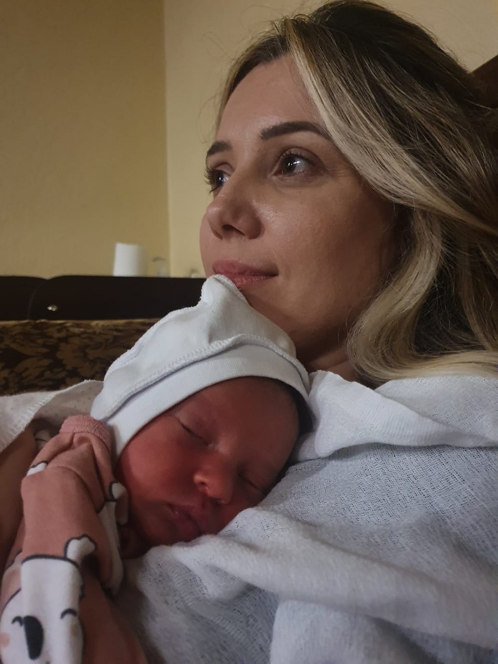 Camila com a filha no colo &mdash; Foto: Arquivo Pessoal