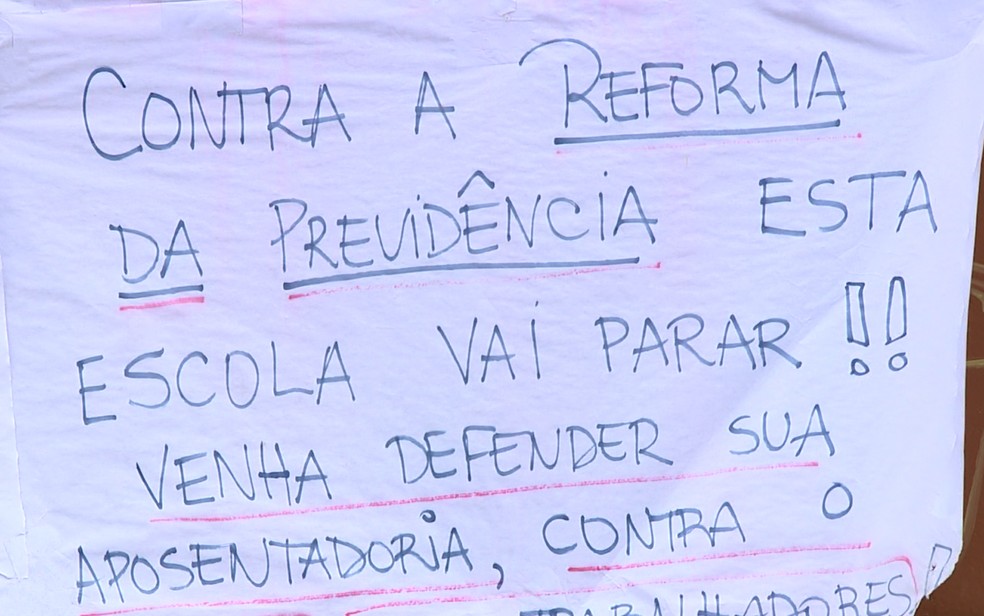 Cartaz na porta de escola estadual avisa sobre paralisação contra a reforma da Previdência em Campinas (Foto: Reprodução/EPTV)