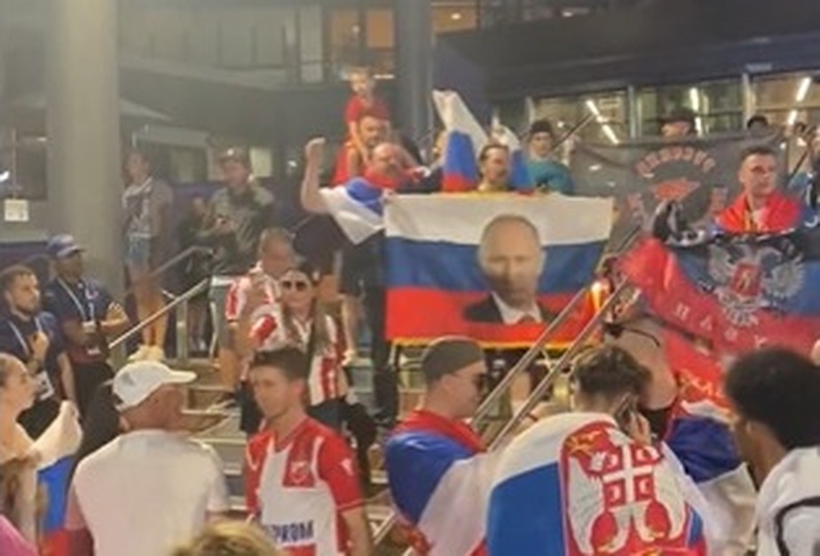 Imagens de torcedores  carregando a bandeira russas no Melbourne Park