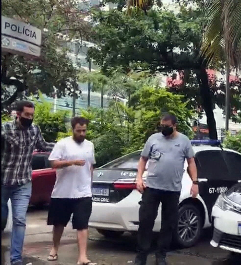 Matheus Luz (C) foi preso, suspeito de agredir a avó — Foto: Reprodução/TV Globo