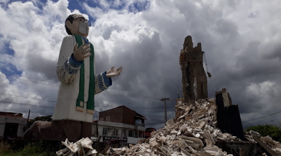 A estátua do Padre Cícero ficava ao lado do Monsenhor Murilo de Sá Barreto.  — Foto: Robson Carvalho/Arquivo Pessoal