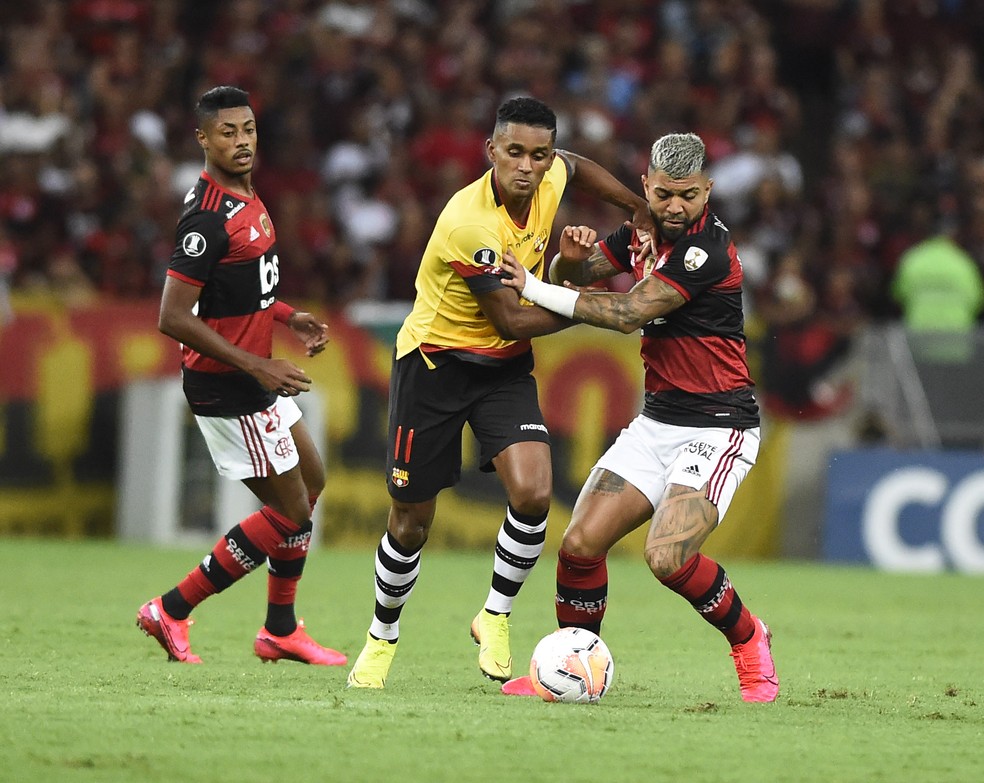 Gabigol durante a vitória por 3 a 0 do Flamengo sobre o Barcelona, no Maracanã — Foto: André Durão