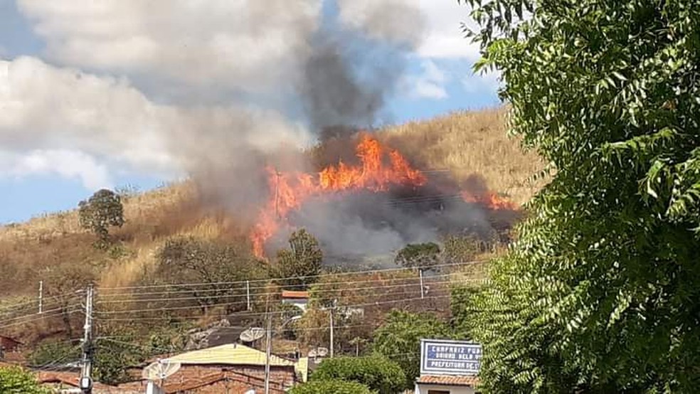 Incêndio começou no início da tarde  — Foto: Arquivo pessoal