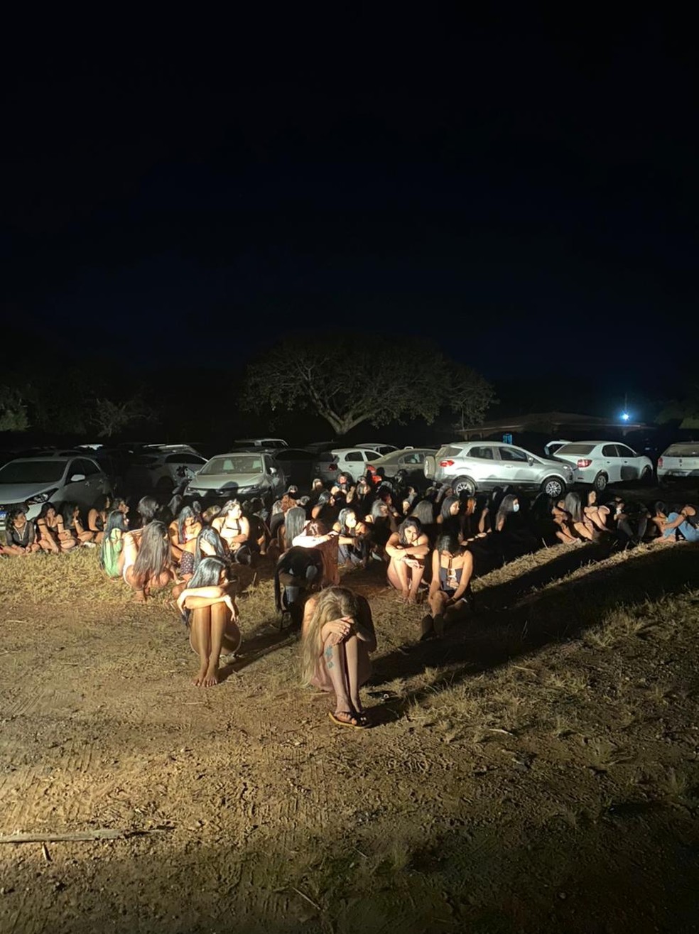 Festa clandestina com aglomeração de 160 pessoas em uma chácara, em Várzea Grande, região metropolitana de Cuiabá, foi fechada por policiais  — Foto: PMMT