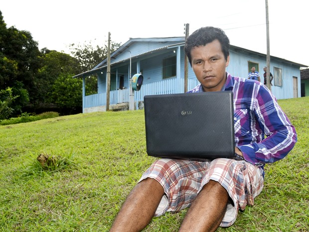 índio Miranda Santos diz que aldeia precisa ter internet (Foto: Abinoan Santiago/G1)