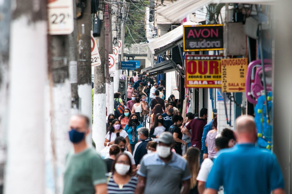 Movimento na Rua 12 de Outubro, no bairro da Lapa, na Zona Oeste da cidade de São Paulo, na manhã desta quarta-feira (10)  — Foto: Roberto Costa/Código19/Estadão Conteúdo