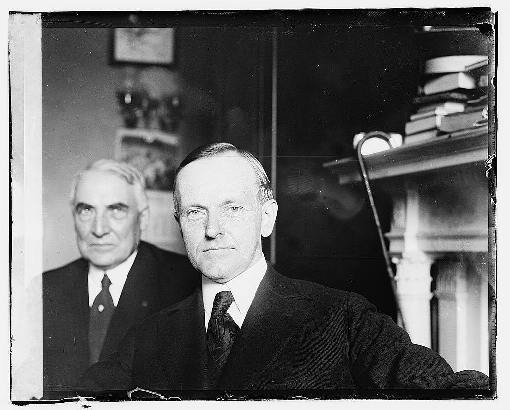 Calvin Coolidge (à frente) foi vice-presidente de Warren Harding (atrás) (Foto: Domínio público)